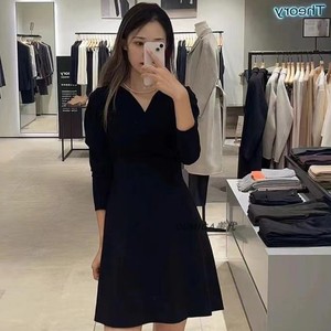Theory代购2023秋冬新品女装V领设计通勤黑色修身连衣裙 L1009606