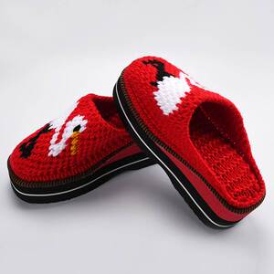 勾好的毛线拖鞋