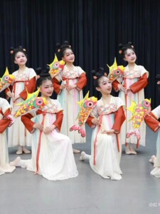 六一俏元夕儿童汉服演出服国风古典舞表演服装舞蹈女童戏鱼灯道具