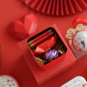 红色新郎新娘立体浮雕小正方盒喜糖盒子创意铁盒糖果盒礼物盒结婚