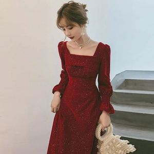 古风红裙秋冬新款小礼服裙长款优雅气质方领酒红色连衣裙收腰显瘦