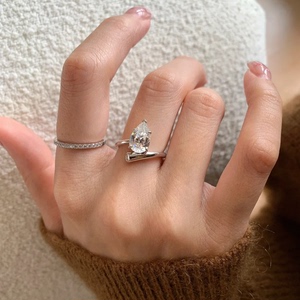 镀18k白金水滴莫桑石钻戒女复古轻奢梨形钻指环简约仿真钻石戒指