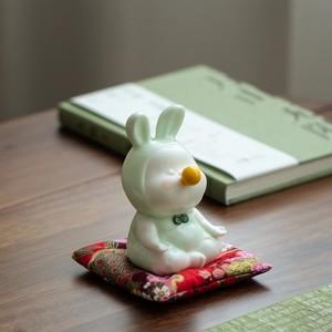 青瓷打坐可爱兔子茶宠陶瓷摆件禅意家居桌面小摆件吹气球兔子茶玩