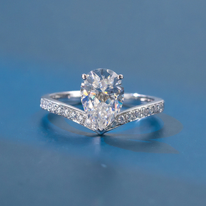 18k白金镶嵌莫桑石女士水滴形莫桑钻尚美石戒指女带证书时尚k金