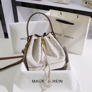 香港mack jarein小众轻奢真皮镂空抽绳水桶包女斜挎包包2021新款