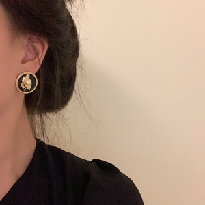 法式复古风黑色圆牌耳钉亚金头像滴釉圆片耳夹个性小众人像耳饰女