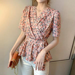 短袖碎花上衣女2021年新款夏装设计感小众衬衣女收腰v领雪纺衬衫