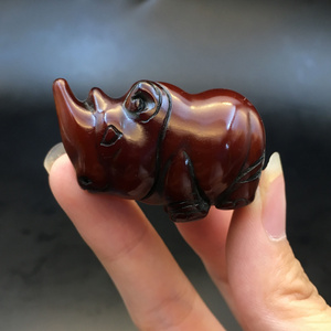 天然文玩老牦牛角手工雕刻小犀牛吊坠手把件茶宠辟邪保平安摆件