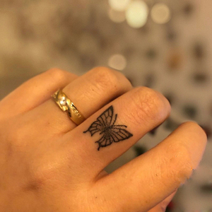 新品黑色性感蝴蝶手指手背纹身贴 刺青逼真不永久防水持久包邮