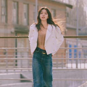 2022年lisa1赵1今麦白色真皮皮衣女机车宽松绵羊皮外套短款