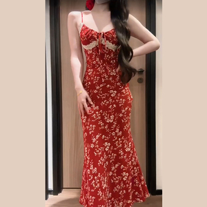 茶歇法式红色碎花吊带连衣裙子2024夏季新款女装海边度假沙滩长裙