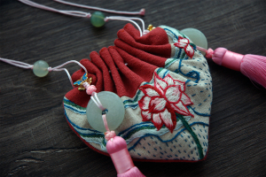 原创人手刺绣荷花莲花并蒂莲心形荷包香囊传统绳结车挂汉服长腰挂