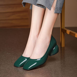 绿色单鞋女漆皮方头中跟小皮鞋2022新款浅口女鞋软皮粗跟舒适皮鞋