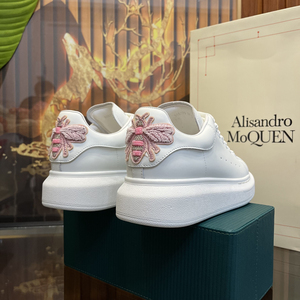 2023春夏麦昆刺小白鞋纯色蜜蜂尾情侣款休闲鞋真皮厚底增高单鞋女