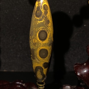 九眼石页岩蒙天珠 黑炭眼 万佛朝宗 悟道佛 尺寸66*20 高玉化老料