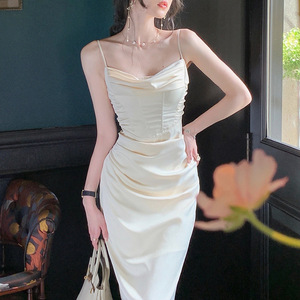 红色吊带开叉礼服