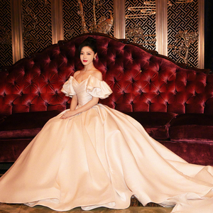 法式缎面轻婚纱2022新款新娘邓家佳明星同款一字肩主纱高级感拖尾