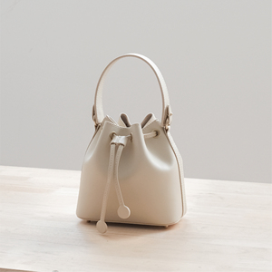 函夏手工新款真皮小号手提水桶包女夏季白色高级感单肩斜挎牛皮包