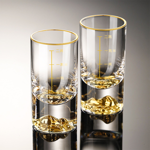 创意水晶金箔金山带刻度2两3两白酒杯家用玻璃二两三两烈酒杯套装