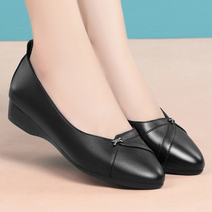 雪地意尔康妈妈鞋皮鞋真皮软底防滑中老年女单鞋平底工作鞋大码