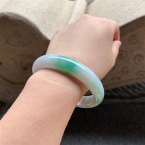 6 细糯种白底青翡翠手镯 玉手镯