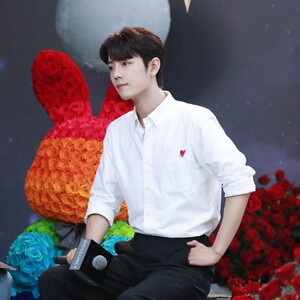 肖战新款同款刺绣爱心衬衫男宽松百搭外穿情侣衬衣港风小众设计感