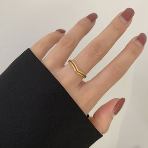 日韩版简约时尚ins欧美风个性双层v字母钛钢镀18k金色中指戒指女