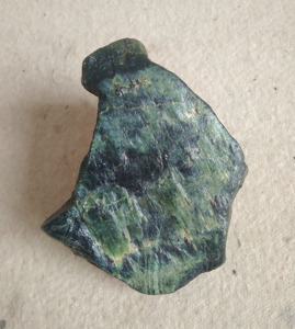 保真青岛崂山绿石 海底玉 原石------- 深海墨玉 双面翠