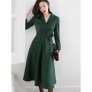 馆东复古绿色亮丝长袖翻领收腰过膝大摆风衣式连衣裙如画
