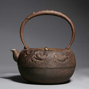 371日本铁壶-明治时期-正寿堂点睛雨龙老铁壶名壶--银壶嘴-柿圆形