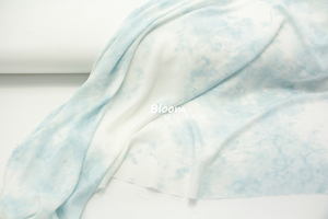 薄款微透明 柔软垂感 天蓝色+白色不规则扎染印花天丝棉麻布料