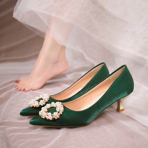 小众绿色婚鞋女低跟单鞋尖头中式秀禾新娘鞋软底防滑珍珠结婚婚鞋