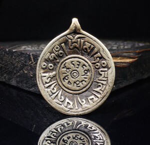 精品推荐藏传老年份老包浆老皮壳巨美藏地噶玛巴千诺九宫咒牌