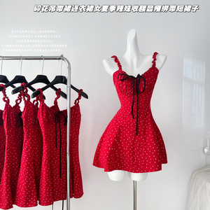 小熊【甜樱朗姆】露背红色连衣裙女新款波点垂感修身显瘦吊带裙