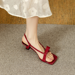 真皮法式方头单边蝴蝶结红色凉鞋夏季新款中跟女鞋一字扣细跟凉鞋