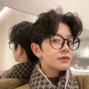 中分刘海男短卷发