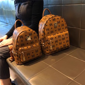 香港代购包包大容量休闲双肩包韩版学院风生书包时尚铆钉旅行背包