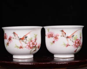 建国初期珠山八友刘雨岑粉彩水点桃花酒杯茶杯