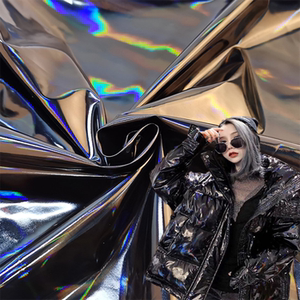 2020设计羽绒服皮革布料亮黑色幻彩pu彩虹膜面料 镜面反光镭射布