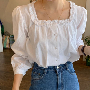 露锁骨白衬衫女