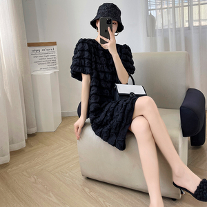 黑色设计感泡泡袖短袖连衣裙女夏季2024新款韩版宽松显瘦短款裙子