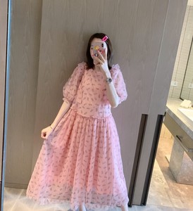 张静芝韩国东大门 温柔小女网纱烟粉色彩色菠萝印花泡泡袖中长裙