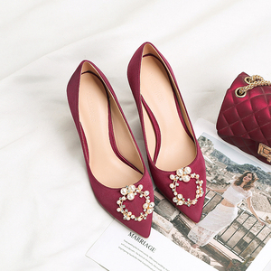 婚鞋女2019新款结婚婚纱伴娘鞋秀禾鞋水钻单鞋尖头细跟红色高跟鞋