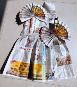六一报纸环保服装创意斜肩公主裙亲子手工扇子衣服模特时装走秀