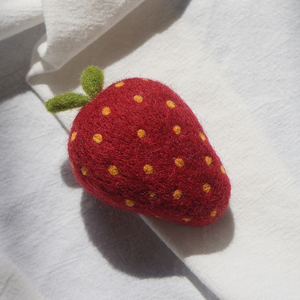 原创手工羊毛毡成品t恤包包别针定制设计diy可爱草莓胸针礼物配饰