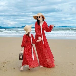 三亚亲子装一家三口洋气沙滩亲子裙时尚新款海边母女装女童连衣裙