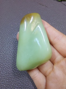 精品黄白老玉随型原石手把件,随时都好运