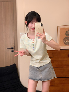 设计感彩色纽扣t恤女韩系v领条纹短袖温柔甜妹风修身短款针织上衣
