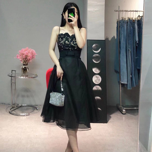 越南小众23夏优雅黑色收腰显瘦设计感吊带欧根纱蕾丝蓬蓬裙连衣裙