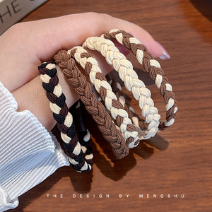 女生橡皮筋扎头发简约